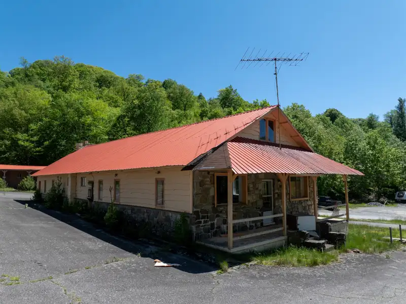 Investment Opportunity: 15-unit Motel in Blue Ridge Mountains Near Gatlinburg and Pigeon Forge