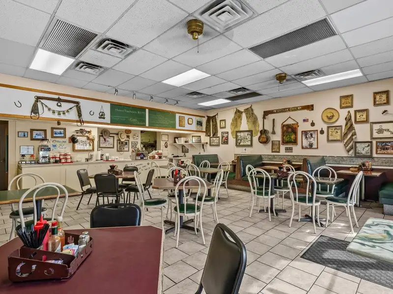Established Restaurant in Prime Cottonwood Mall Location, Grand Junction