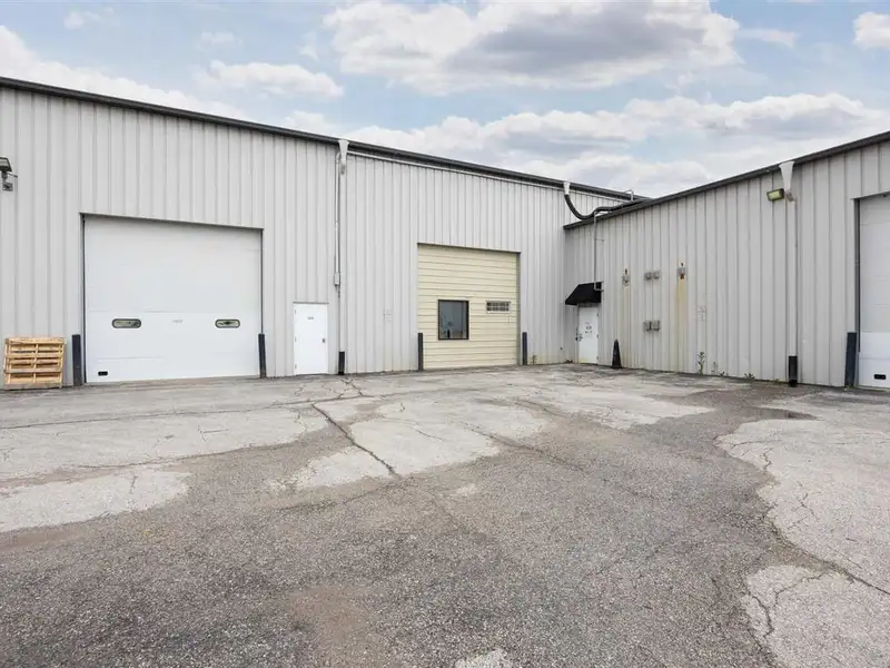 Warehouse Bay for Lease at 2000 James St, Near Coralville Strip