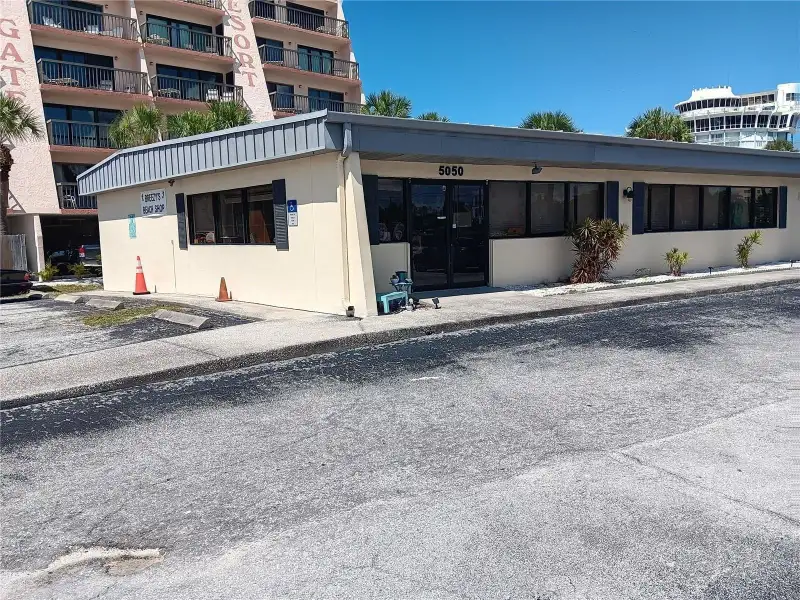Modern Commercial Space in Prime St. Pete Beach Location with Ample Parking