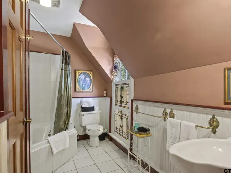 Historic Downtown Pittsburg Bed and Breakfast with 6 Ensuites and Unique Train Car Suite