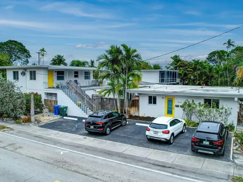 Multi-unit Garden Retreat in Oakland Park with Pool and Upgraded Apartments