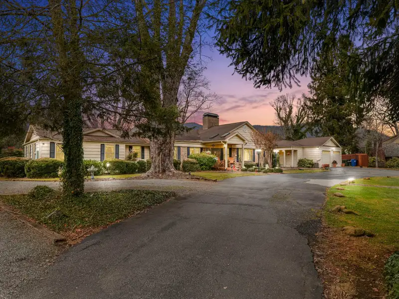 Ranch-style Estate Near Waynesville Inn, 5br/6.5ba, Ideal for Boutique Hospitality or Residence