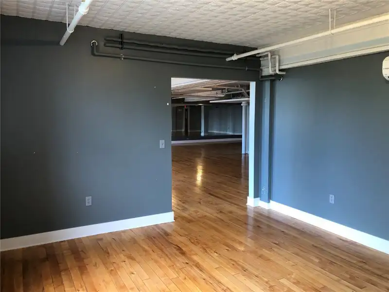 Spacious Open Studio in Historic Smulekoff’s Building - Ideal for Mindful Practices