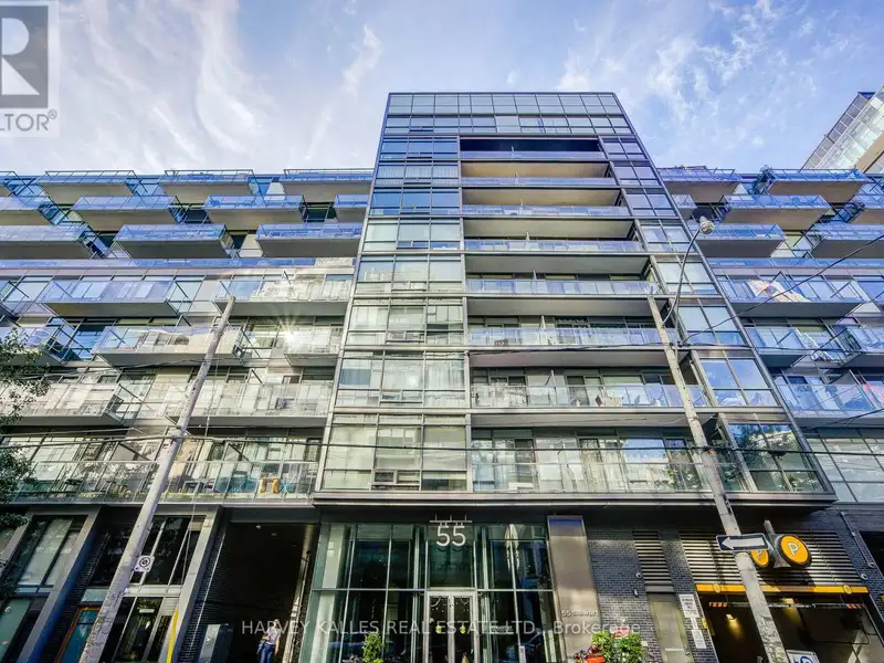 Executive Urban Townhome in King West with Private Entrance and Premium Amenities