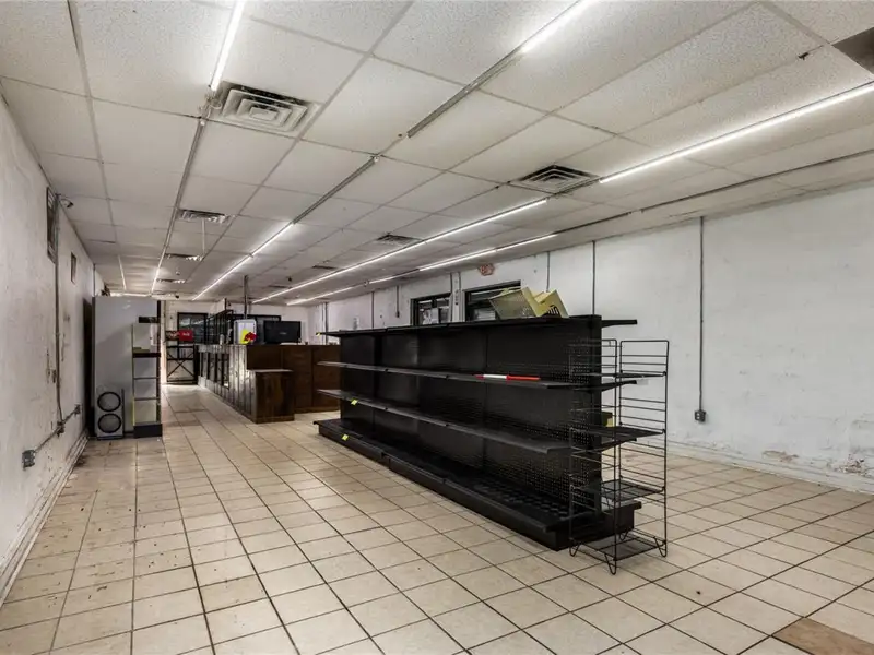 Versatile Commercial Building for Retail or Service Use in High-traffic Location