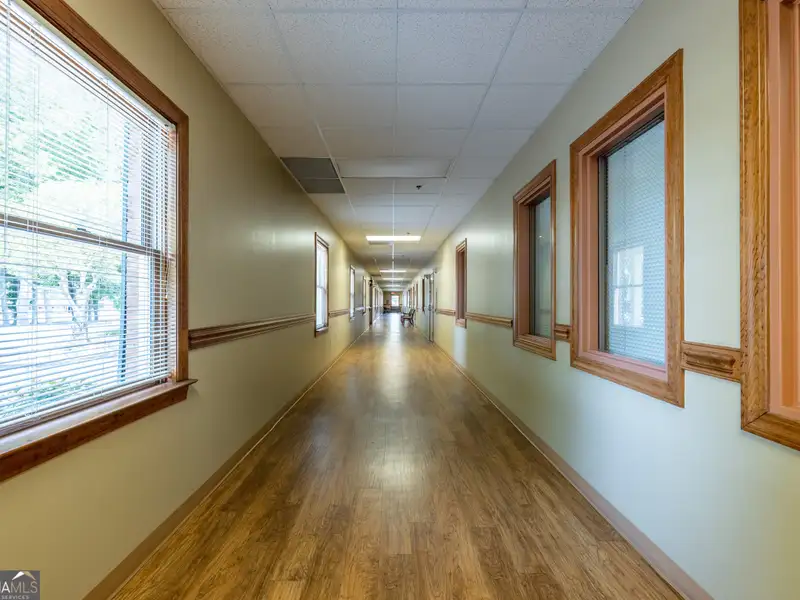 Flexible 3700 Sq Ft Commercial Space for Office or Medical Use in Adairsville