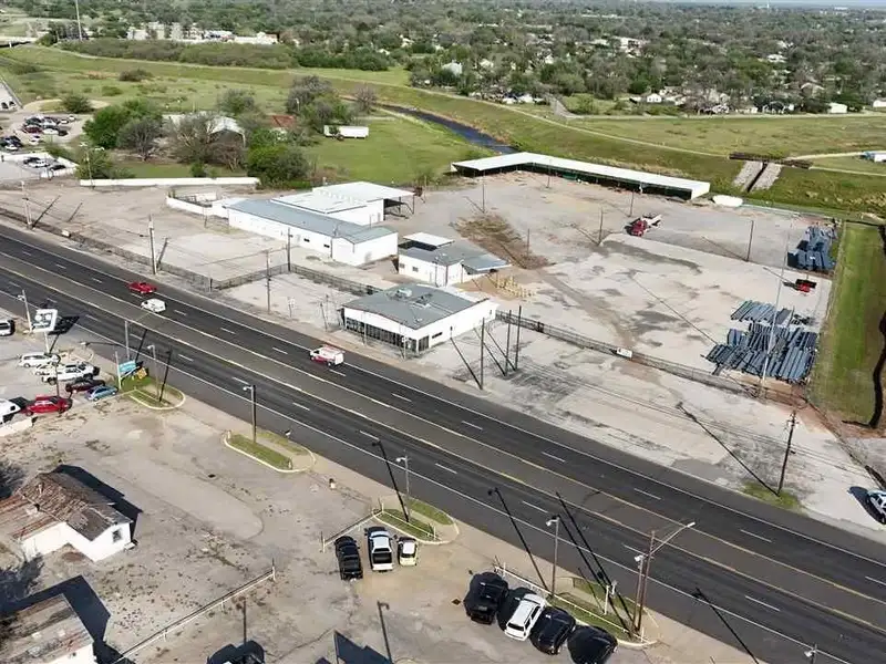 10.264-acre Commercial Property with Showroom, Warehouses, and Ample Parking on Jacksboro Hwy