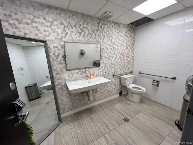 Ground Floor 1300 Sqft Commercial Studio in Floral Park Village