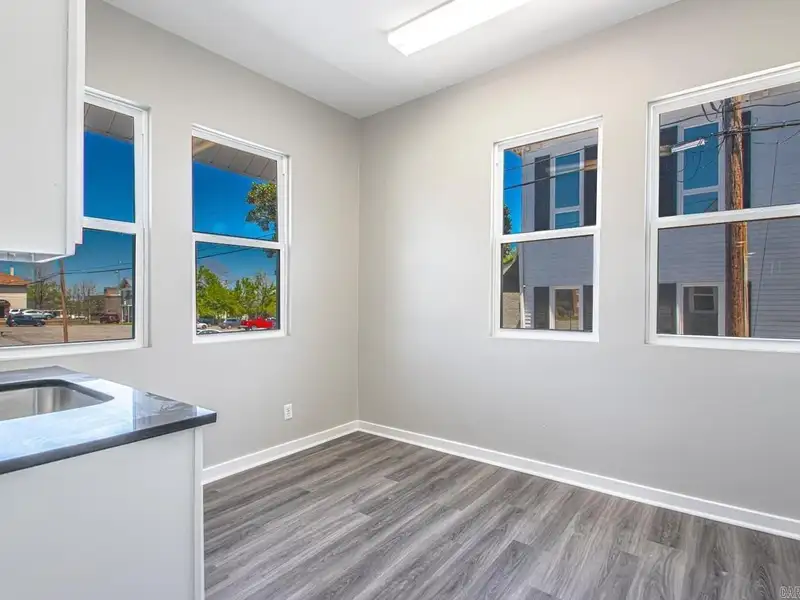 Remodeled Commercial Building Near I-630, Downtown Little Rock – Ideal for Office or Apartment