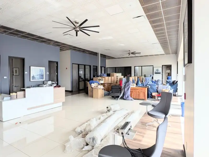 Renovated Warehouse with New Infrastructure and Insulated Offices in Prime Location