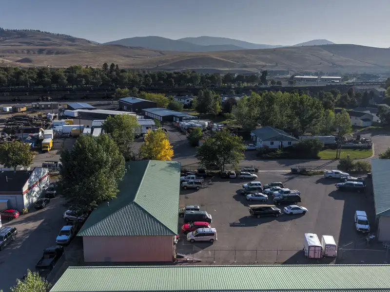 Large 30'x40' Shop with Office and Storage Near N Reserve and Interstate 90