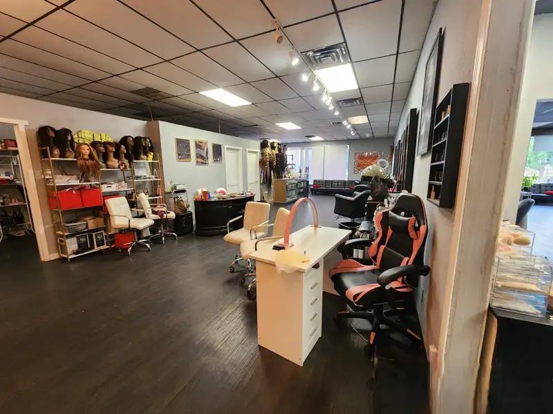 Retail/salon Space in High-traffic Center Near North Ave Walmart