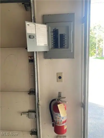 Commercial Garage Space in Canton City - 992 Sq Ft with Dual Garage Doors