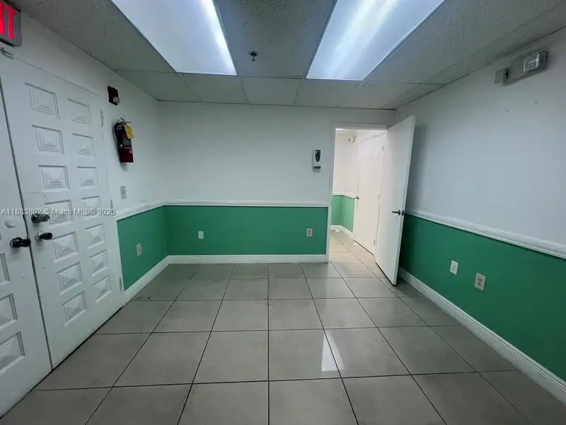 Spacious Corner Medical Office Unit in Central Hialeah – 2,552 Sq Ft