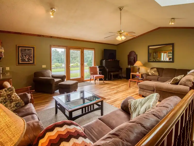 Fully Renovated Inn with 13 Guest Rooms on 5.52 Acres in White Mountains, Nh