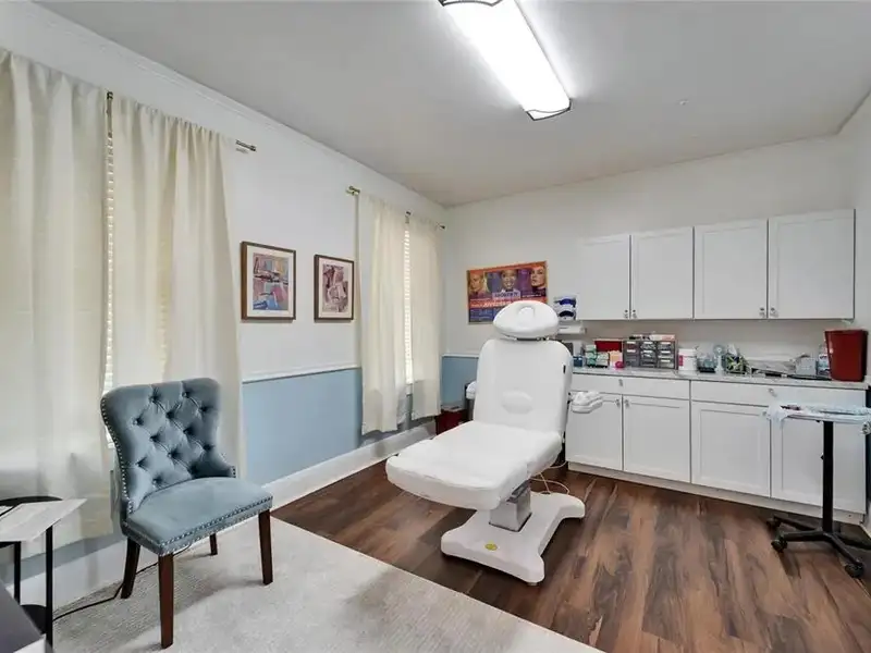 Office Suites in Hyde Park with Conference Rooms and Ample Parking