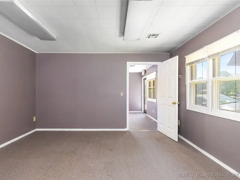 Multi-unit Commercial Building in Prime Location with Ample Parking and Storage