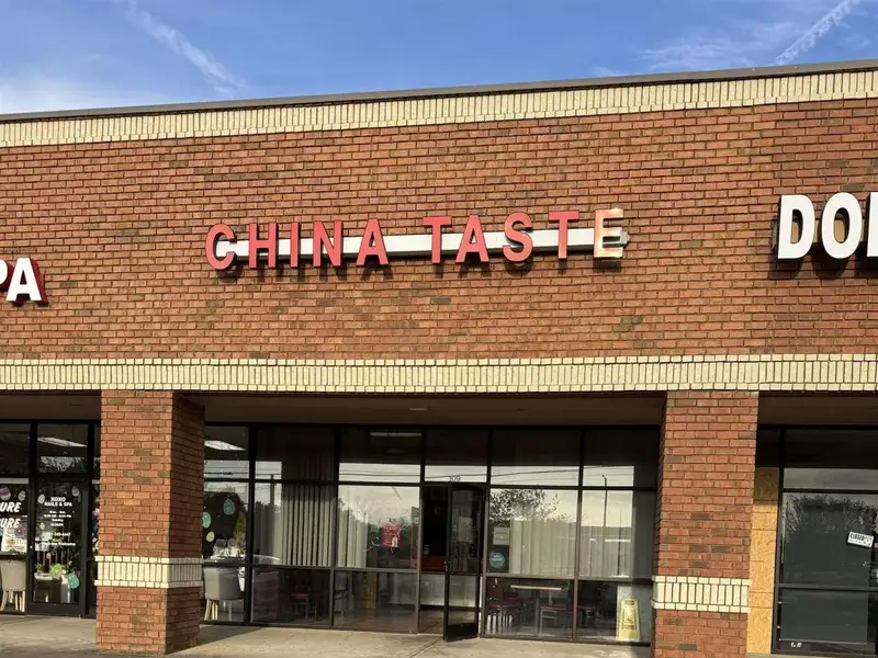 Retail Bay for Restaurant in High-traffic Area - 1400 Sf Available