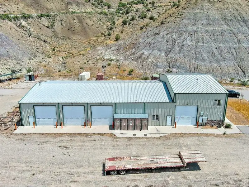 Well-maintained Commercial Property with Global Tenant and 6.8% Cap Rate on 5.71 Acres