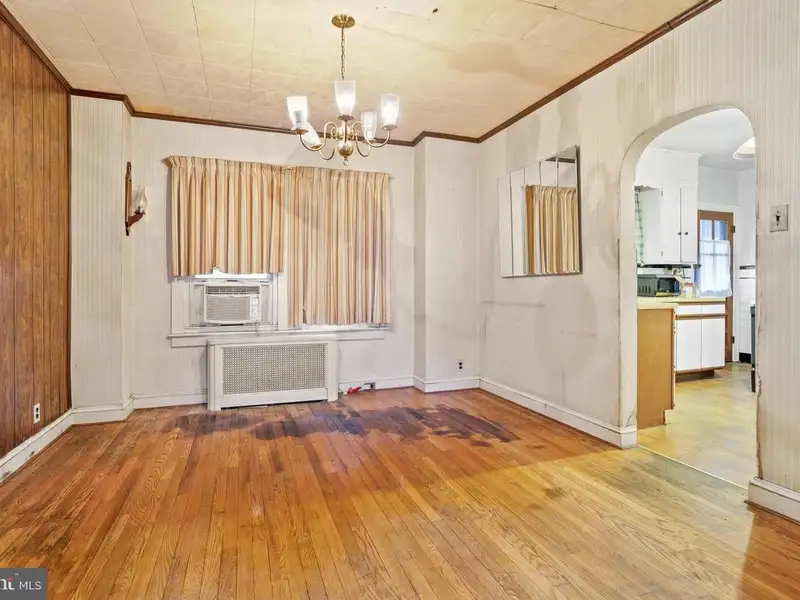 Mixed-use Property with Bar, Residential Space, and Garage in Folcroft Borough