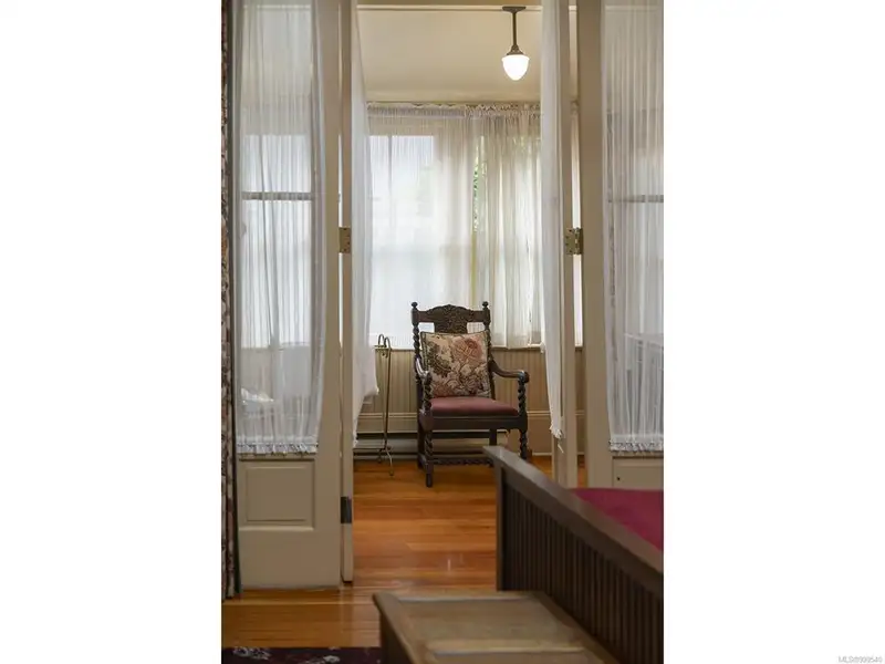 Turnkey Victorian Guest House in Songhees - 5 Suites, Steps from Seawall
