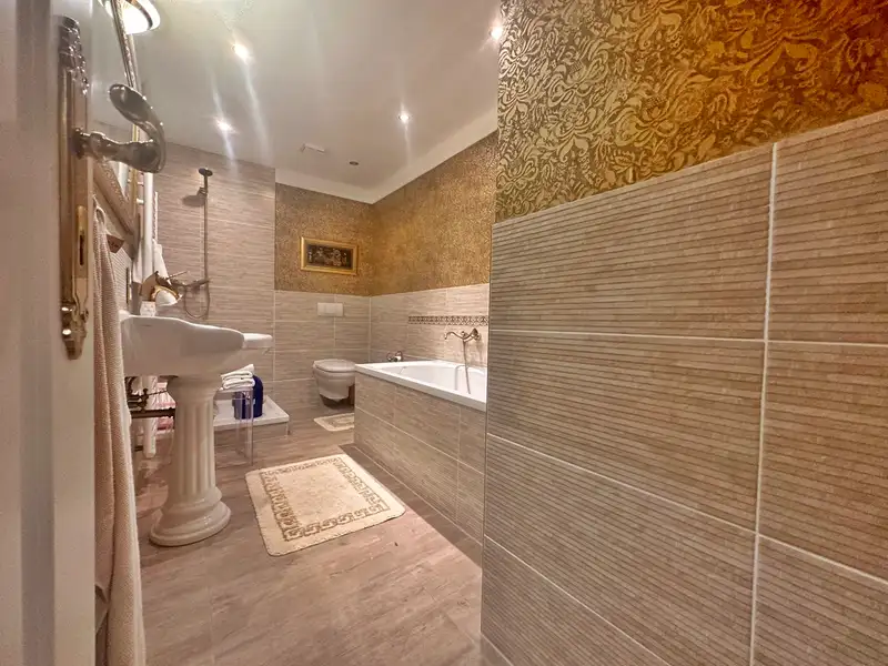 Spacious 249 M² Commercial-residential Unit in Historic Mühlhausen Villa