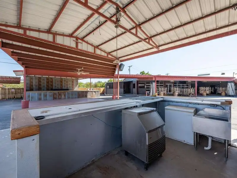 Prime Restaurant/bar on 1.24 Acres with Ample Parking and Outdoor Dining