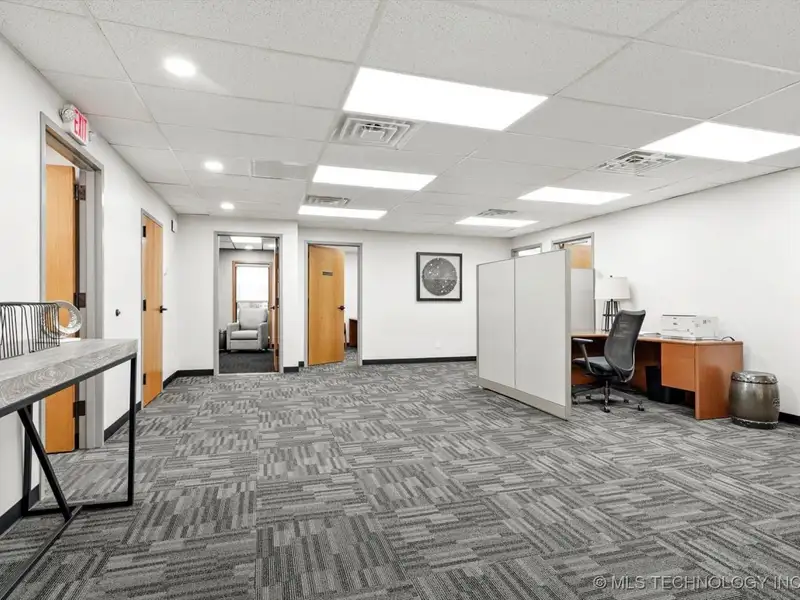 Commercial Office Building for Sale or Lease in Broken Arrow Business Corridor