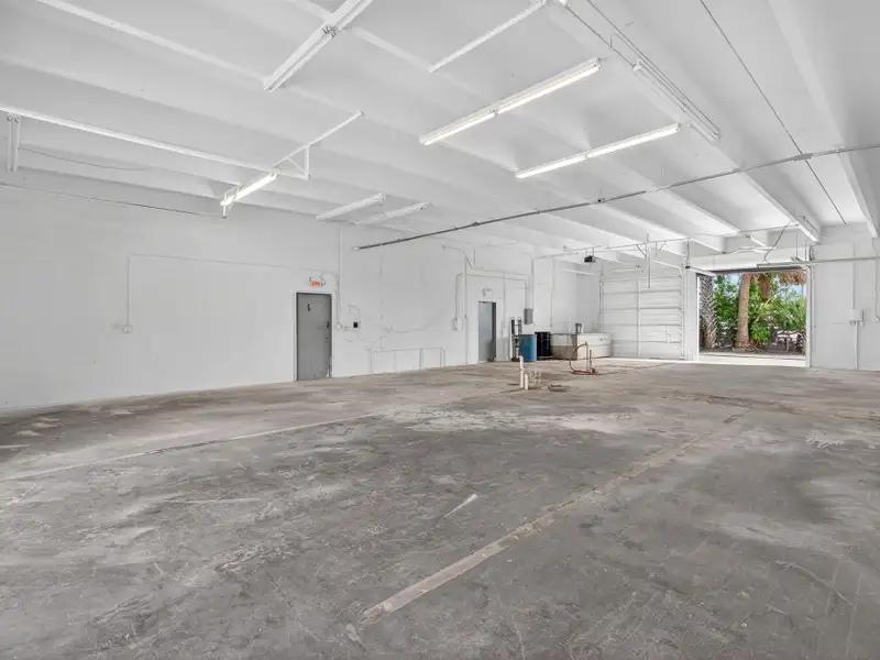 Versatile 2,700 Sf Flex/industrial Condo Units in Jupiter's Industrial Corridor