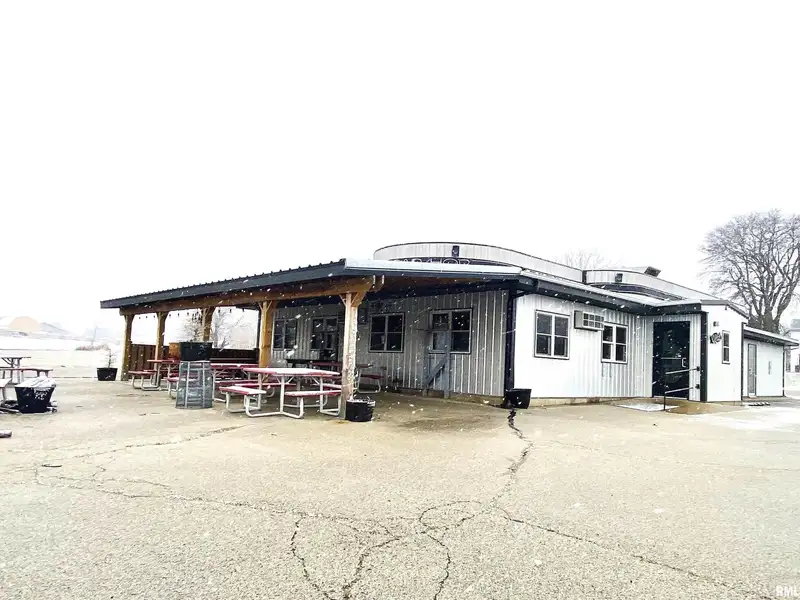 Turnkey Restaurant Opportunity on 5.36 Acres in Metamora Community