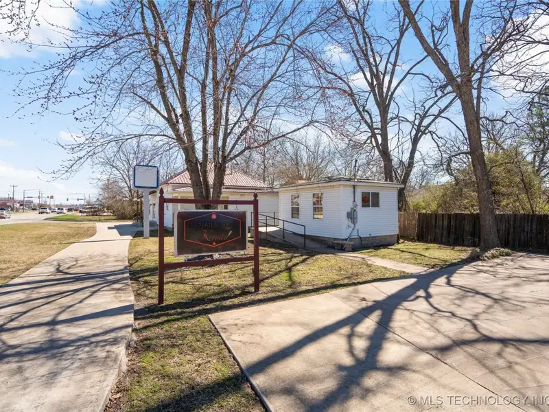 Commercial Office Space with Storage and Tenant in Growing Sapulpa, Oklahoma