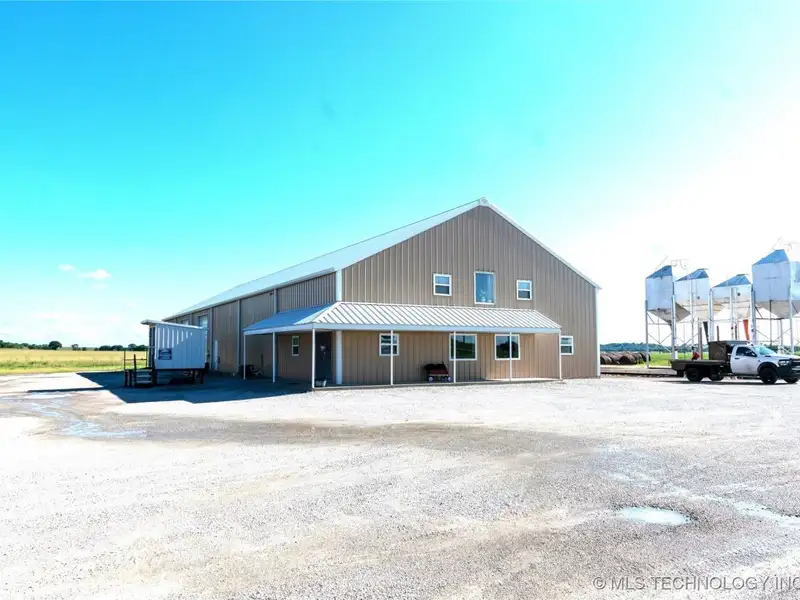 Turnkey Business Opportunity with 20-acre Site in High-traffic Location