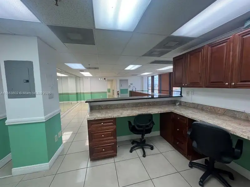 Spacious Corner Medical Office Unit in Central Hialeah – 2,552 Sq Ft
