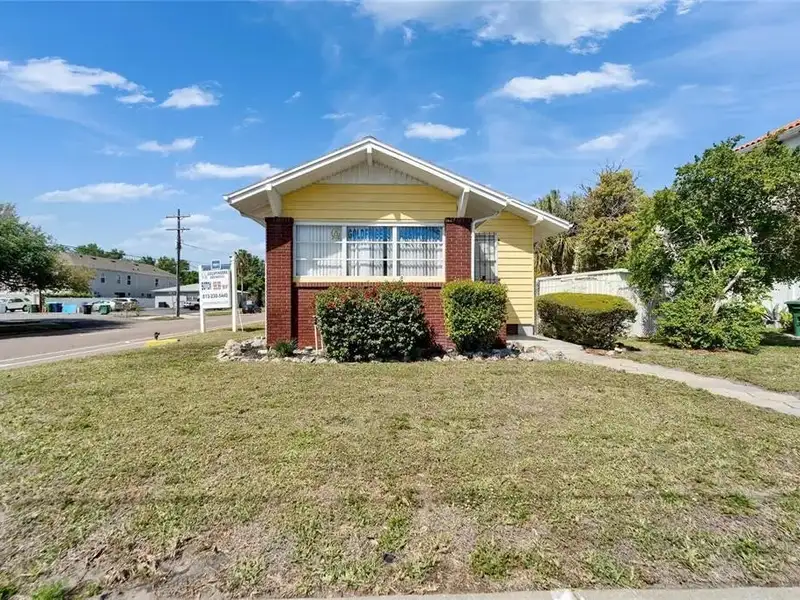 Office Suites in Hyde Park with Conference Rooms and Ample Parking