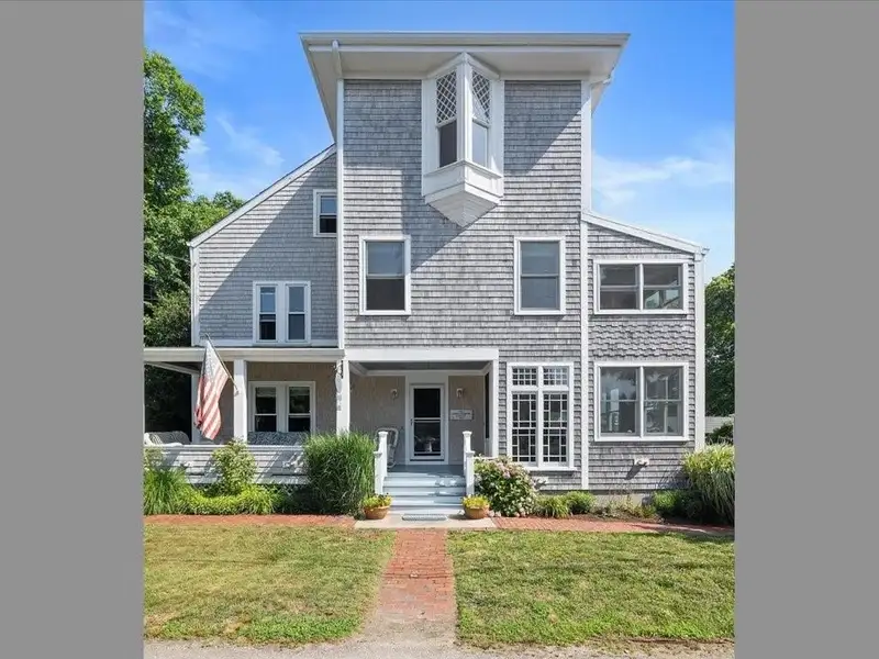 Distinctive Victorian Guest House in Jamestown with 7 Ensuite Bedrooms and Water Views
