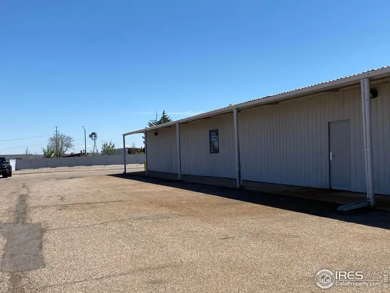 Industrial Unit in Timberline Industrial Park - 4,141 Sf with Overhead Door and Amenities