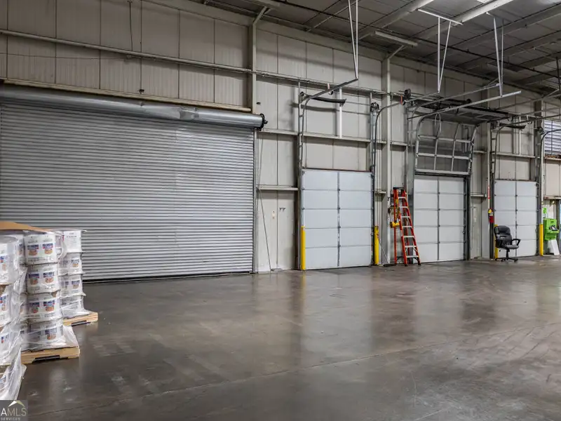 Industrial Warehouse with Food Quality Standards and Office Space in Prime Location
