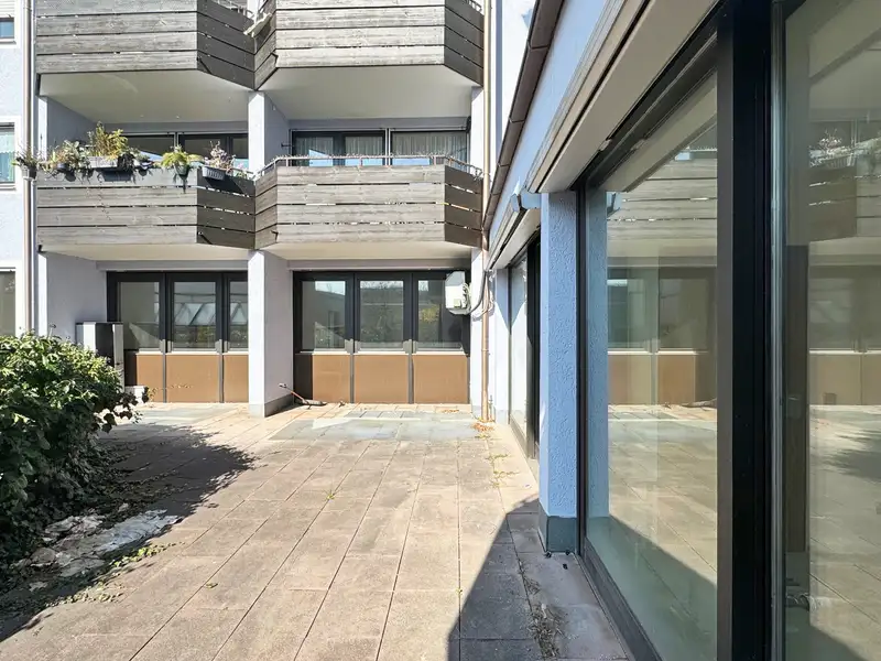 Versatile 350 M² Commercial Unit in Central Landshut with Parking and Garden