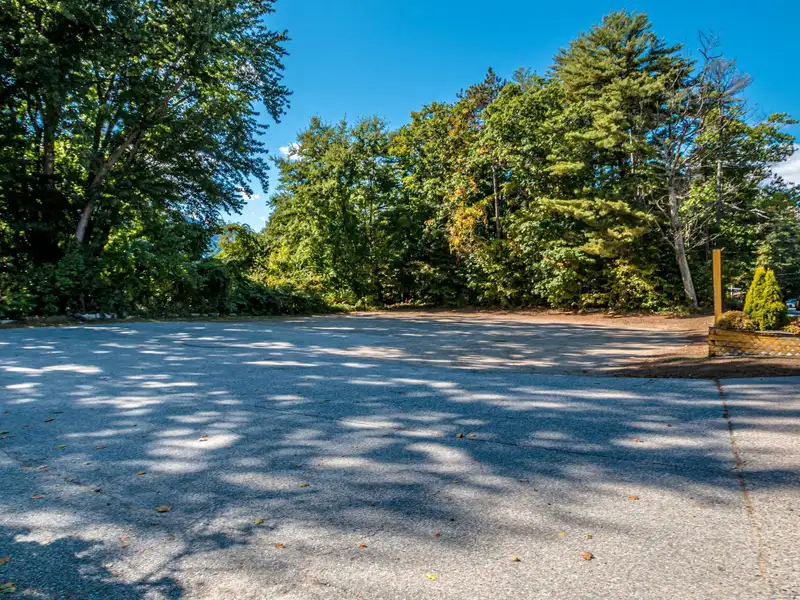 Irish Pub and Restaurant with Mountain Views on 1.64 Acres in North Conway