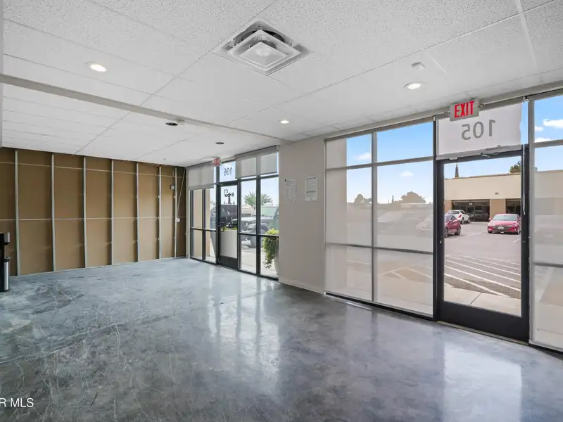 2,750 Sq Ft Office Space for Rent in Established Shopping Center Near Montwood and Yarbrough