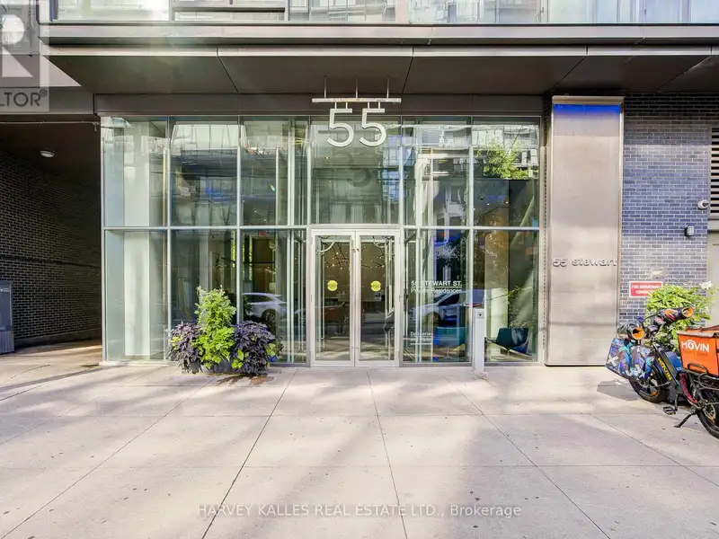 Executive Urban Townhome in King West with Private Entrance and Premium Amenities