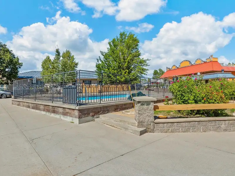 Investment Opportunity: Four Suite B&b in Montrose, Colorado with 7.2% Projected Cap Rate