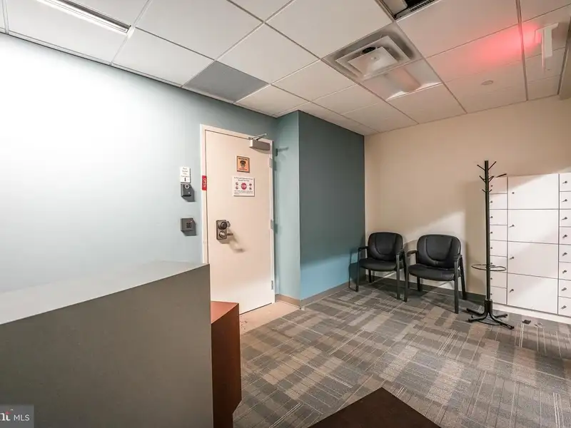 Secure Commercial Office Space in West Metro Plaza - 3101 Sq Ft, Icd 705 Compliant