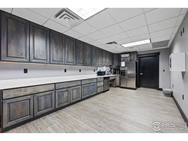 Versatile Office/warehouse in Highland Industrial Park, Windsor - Ideal for Various Business Uses