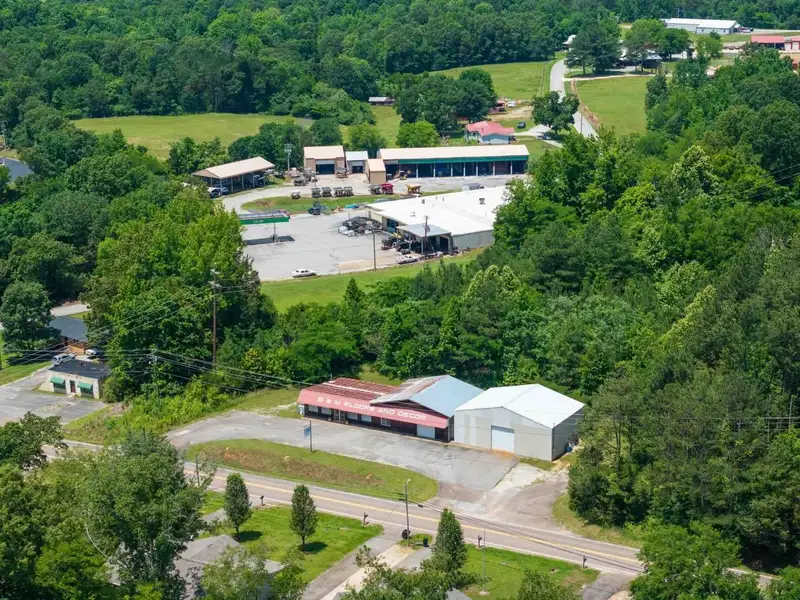 Commercial Property with Showroom and Warehouses on Us Hwy 100 W