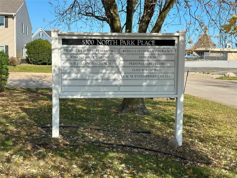 Four Office Buildings on 3.8 Acres in Lindale Area with Upgrade Potential