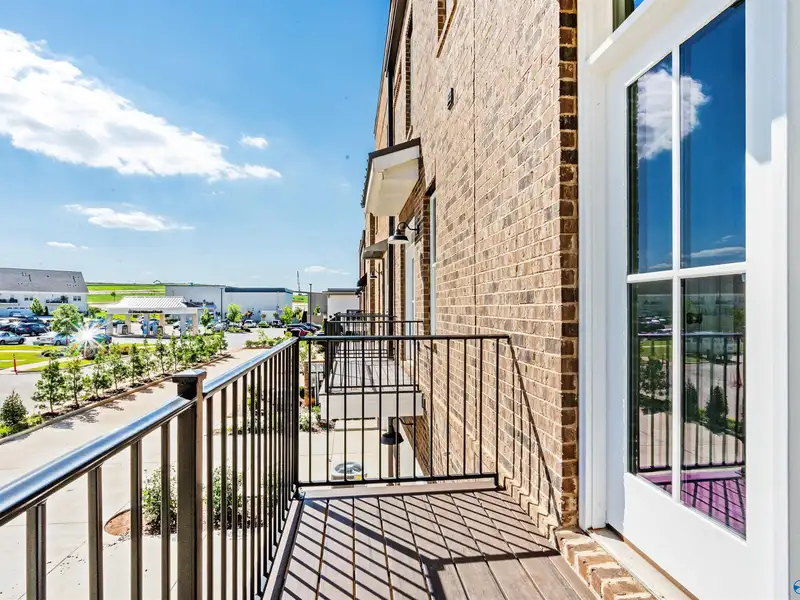 Live/work Townhome with Flex Space, 2 Primary Suites, and 2-car Garage in Prime Location