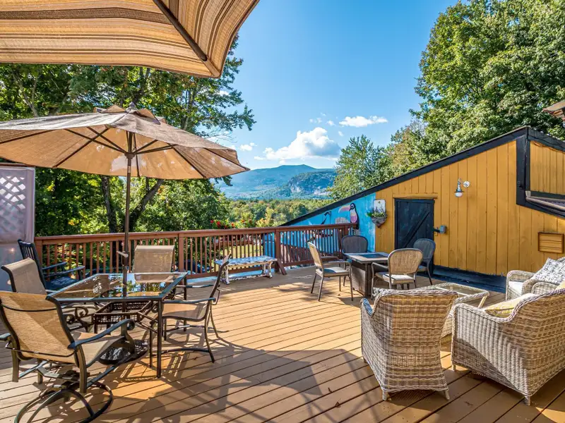 Irish Pub and Restaurant with Mountain Views on 1.64 Acres in North Conway