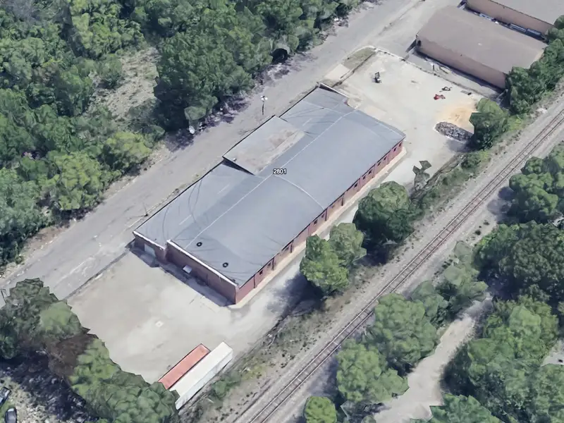 Industrial Space for Rent with Yard Access in Prime Location, 8000 Sf